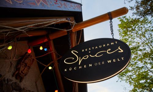 Schild über dem Eingang des Restaurants SPICES – Küchen der Welt