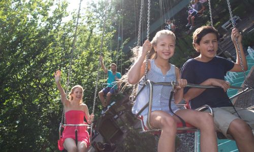 Familie im Kettenkarussell "Wiener Wellenflieger"