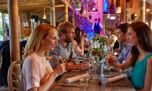4 Freunde genießen das leckere Essen im SPICES