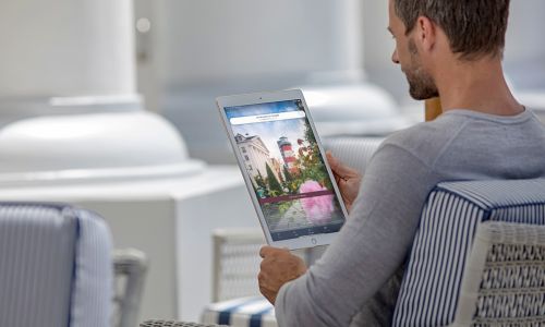 Mann am Tablet mit App