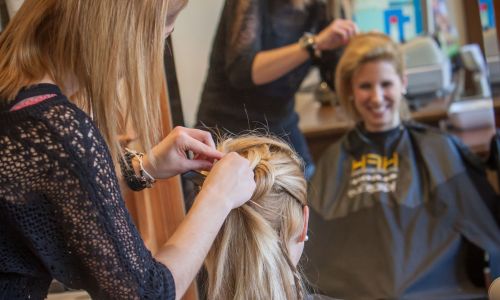 Kundin im Friseursalon Francek Kundin im Friseursalon Francek