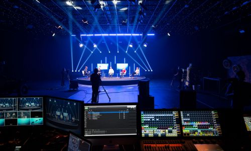 Bühne des Streaming-Studios 4 Personen unterhalten sich auf der Bühne und werden von 3 Kameras gefilmt