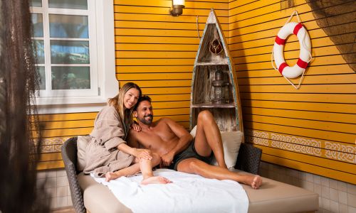 Ein Paar liegt auf dem Komfort Sofa in der Wasserwelt Rulantica