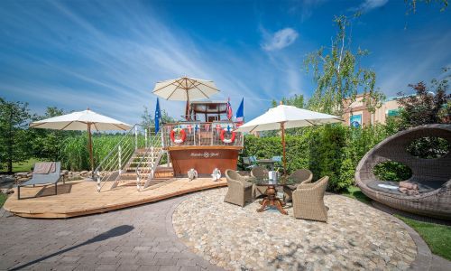 Die Rulantica VIP Yacht bei strahlendem Sonnenschein