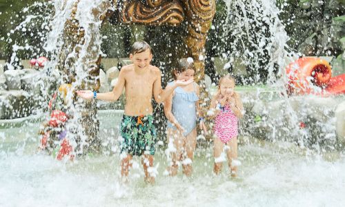 Drei Kinder werden in Trolldal mit Wasser begossen