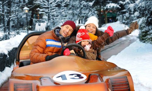 Familie im Rennwagen auf der Silverstone-Piste