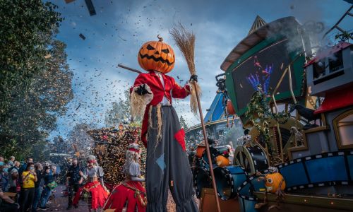 Monste mit Kürbiskopf bei der Halloween Parade