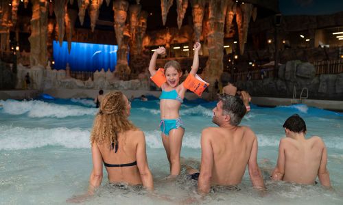 Eine Familie im Wellenbecken des Surf Fjørd