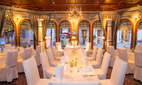 Gedeckte Tische im Medici & Cesare