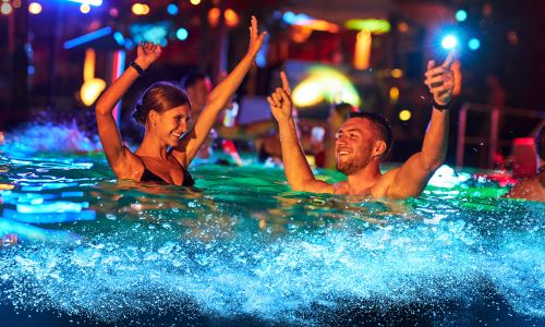 Zwei Personen tanzen im Wasser