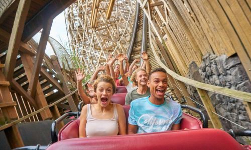 Besucher fahren mit dem Wodan Megacoaster im Sommer