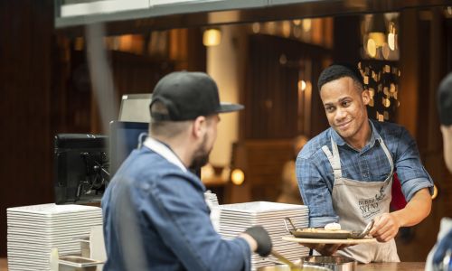 Kellner serviert Essen