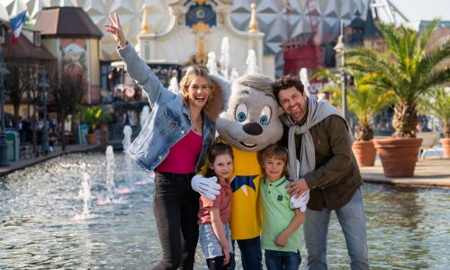 Eine Familie steht im Themenbereich Frankreich vor der Eurosat Kugel