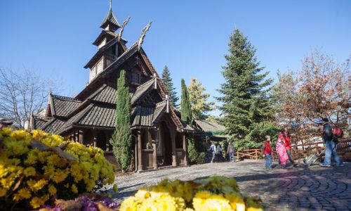 Stabskirche im Europa-Park im Herbst