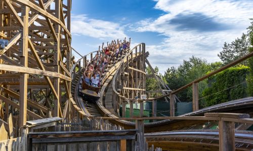 Besucher bei der Fahrt im "WODAN - Timburcoaster"