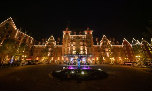 Beleuchtete Fassade vom Hotel Kronassar