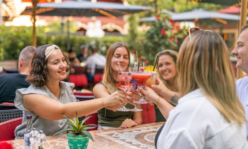 Gäste stoßen im Restaurant Don Quichotte gemeinsam an.