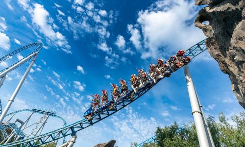 Die erste Looping-Achterbahn des Europa-Park, der blue fire Megacoaster.