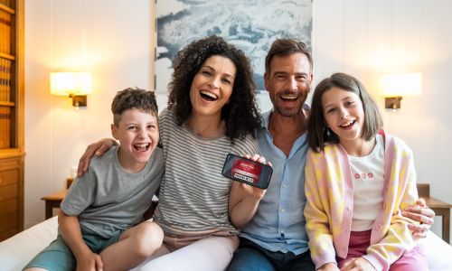 Familie mit der Hotel Friends App auf dem Handy