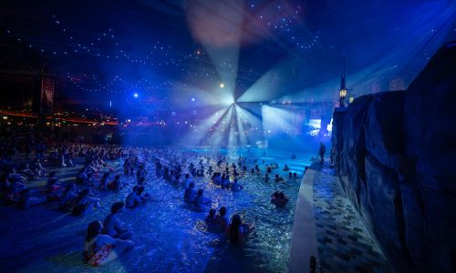 Le spectacle « NORDLYS – Polar Illumination » à Skip Strand dans l’univers aquatique Rulantica garantit du divertissement grandiose pendant la fête des lumières nordique.