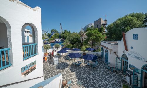 Il quartiere tematico greco in veste estiva all’Europa-Park – il luogo perfetto per il tuo evento aziendale esclusivo con la Greek Night.