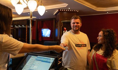 Ein Paar nimmt ihre Kinotickets im Magic Cinema 4D entgegen