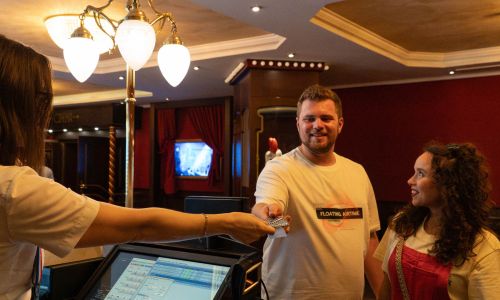 Ein Paar nimmt ihre Kinotickets im Magic Cinema 4D entgegen