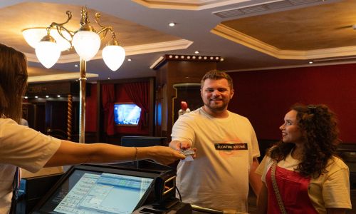 Ein Paar nimmt ihre Kinotickets im Magic Cinema 4D entgegen