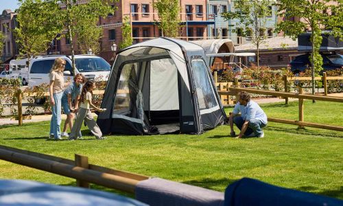 Familie auf Camping Zeltplatz 