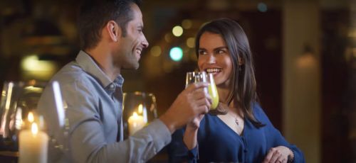 Un couple déguste ses boissons dans l’un des bars des hôtels