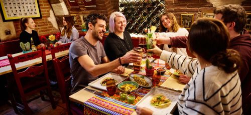 Freundesgruppe beim fröhlichen TEX-MEX Essen im Don Quichotte