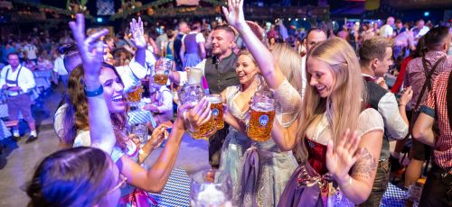 Eine feiernde Gruppe Menschen am Europa-Park Oktoberfest