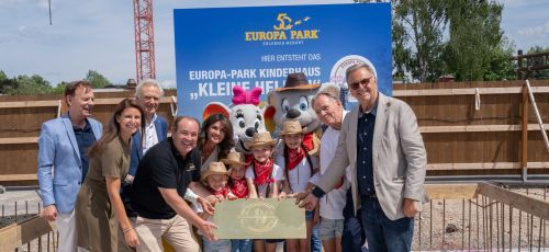  Horst Koppelstätter, Ann-Kathrin Mack, Jürgen Mack, Wolgang Kons, Miriam Mack, Charles Botta und Roland Mack bei der Grundsteinlegung